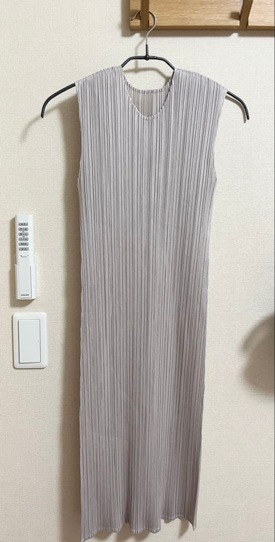 プリーツプリーズ ワンピース グレージュ basics