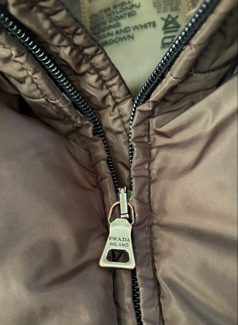 プラダ PRADA トライアングル plate logo down jacket