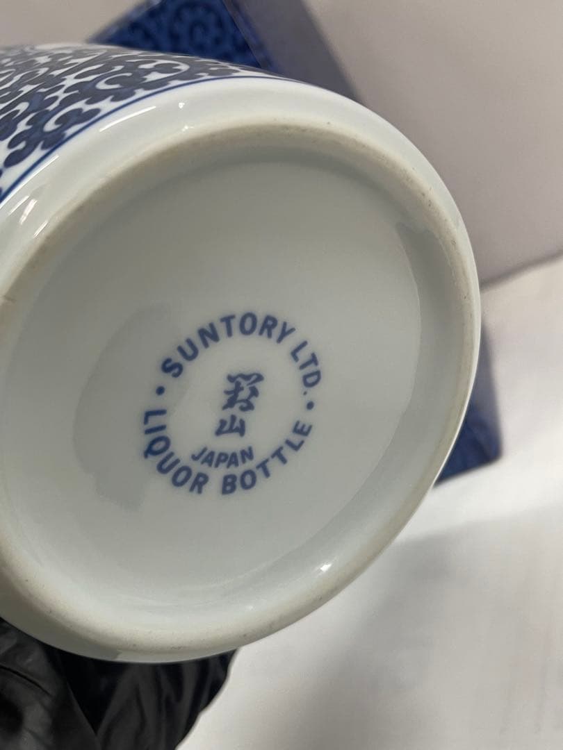 未開栓 サントリー 白州12年 ウイスキー 有田焼 染付蛸唐草寅文筒型瓶「寅」