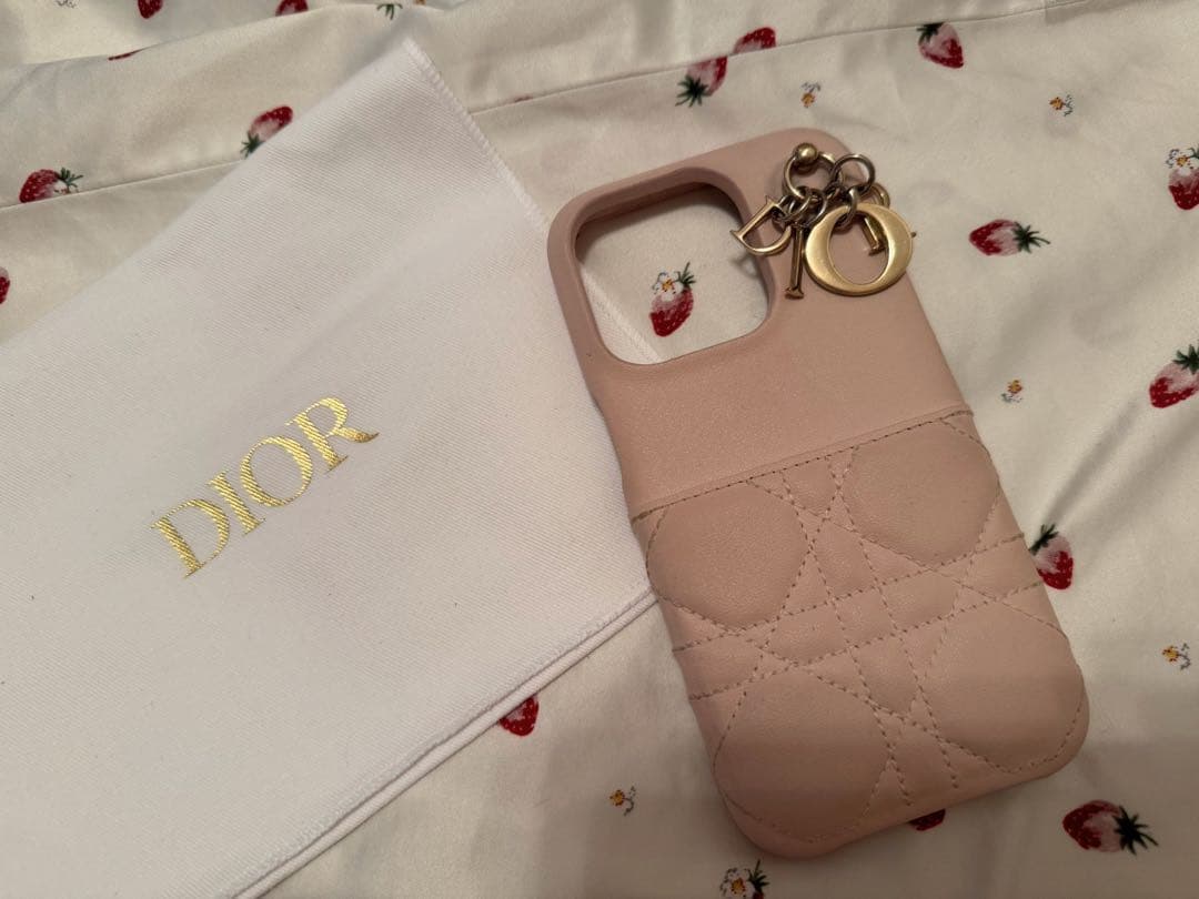 Dior ピンクレザー iPhoneケース チャーム付き 15Pro