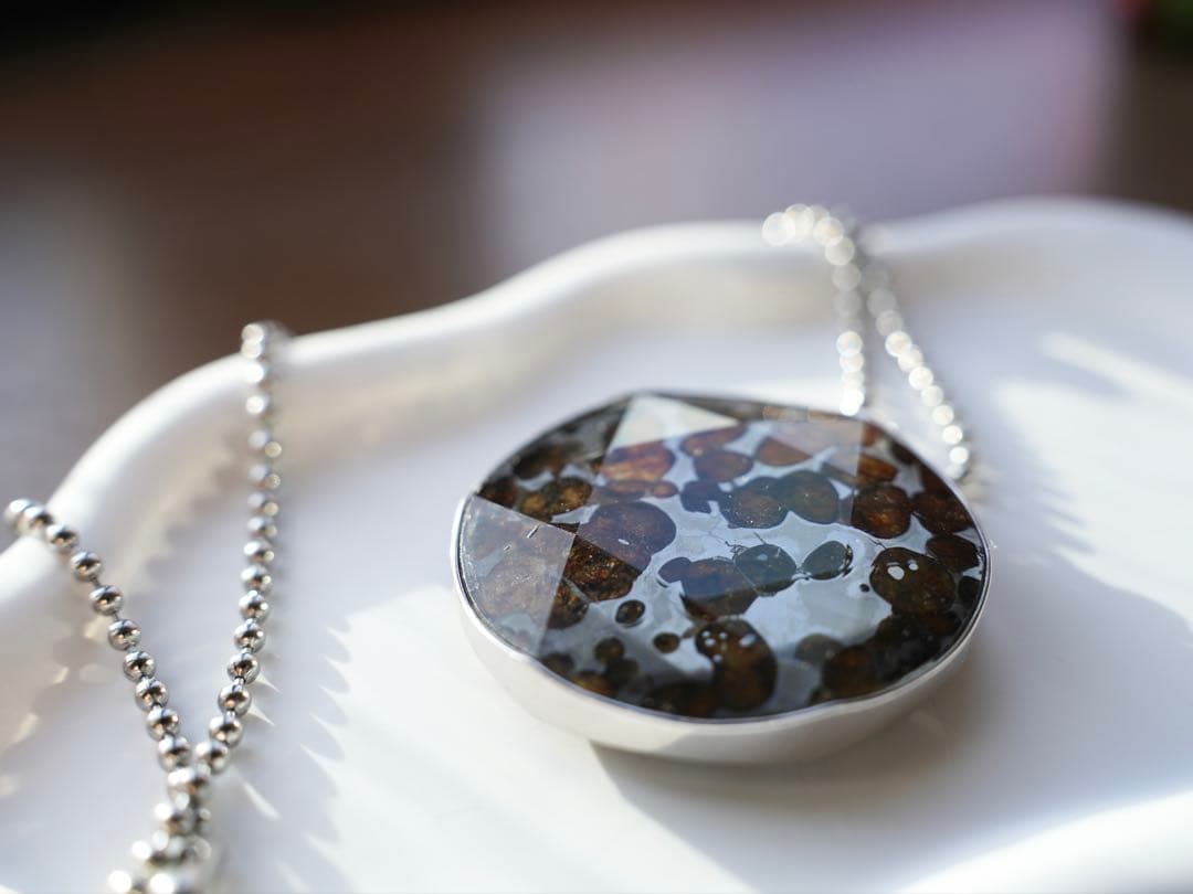 【一点物・特大51.6mm】セリコ産　パラサイト隕石 黄金オリビン ペンダント