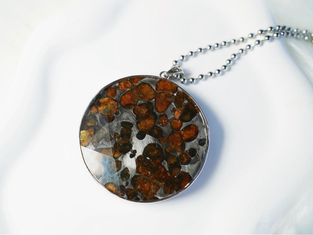 【一点物・特大51.6mm】セリコ産　パラサイト隕石 黄金オリビン ペンダント