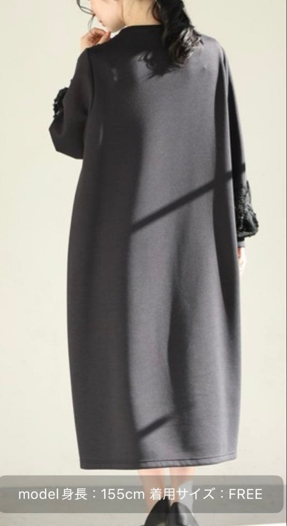 素敵な黒花レリーフのコクーンシルエット ミディアムワンピース♡