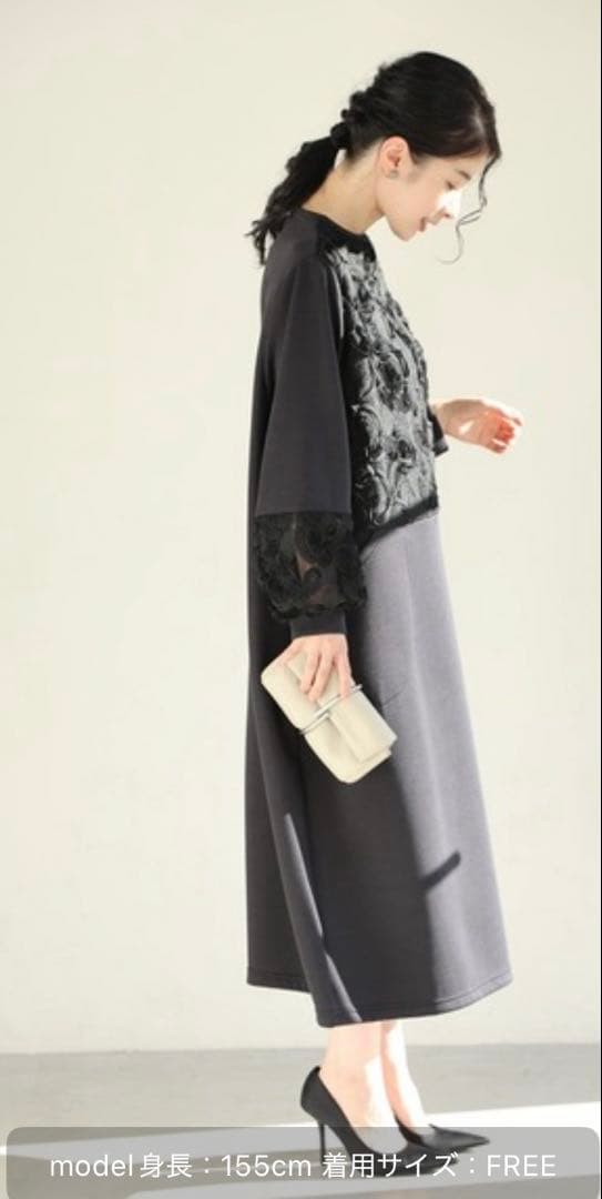 素敵な黒花レリーフのコクーンシルエット ミディアムワンピース♡