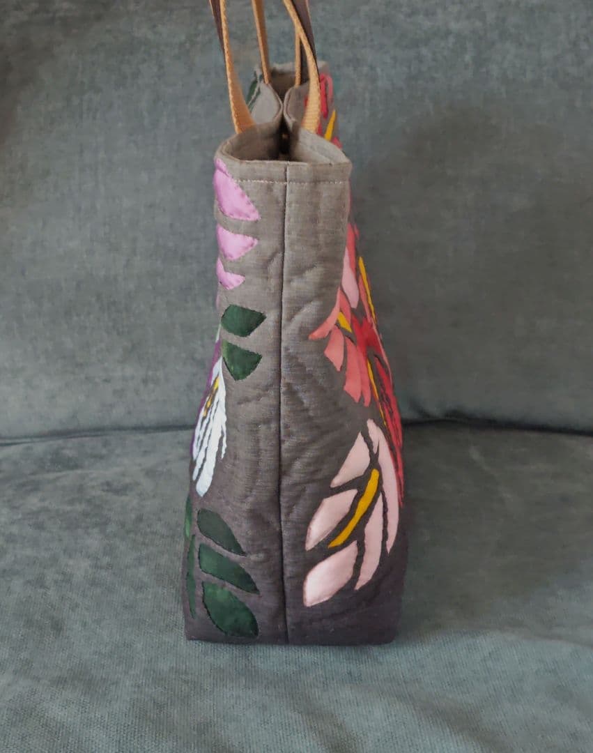 ハンドメイド　ハワイアンキルトバッグ　（アンスリウム）