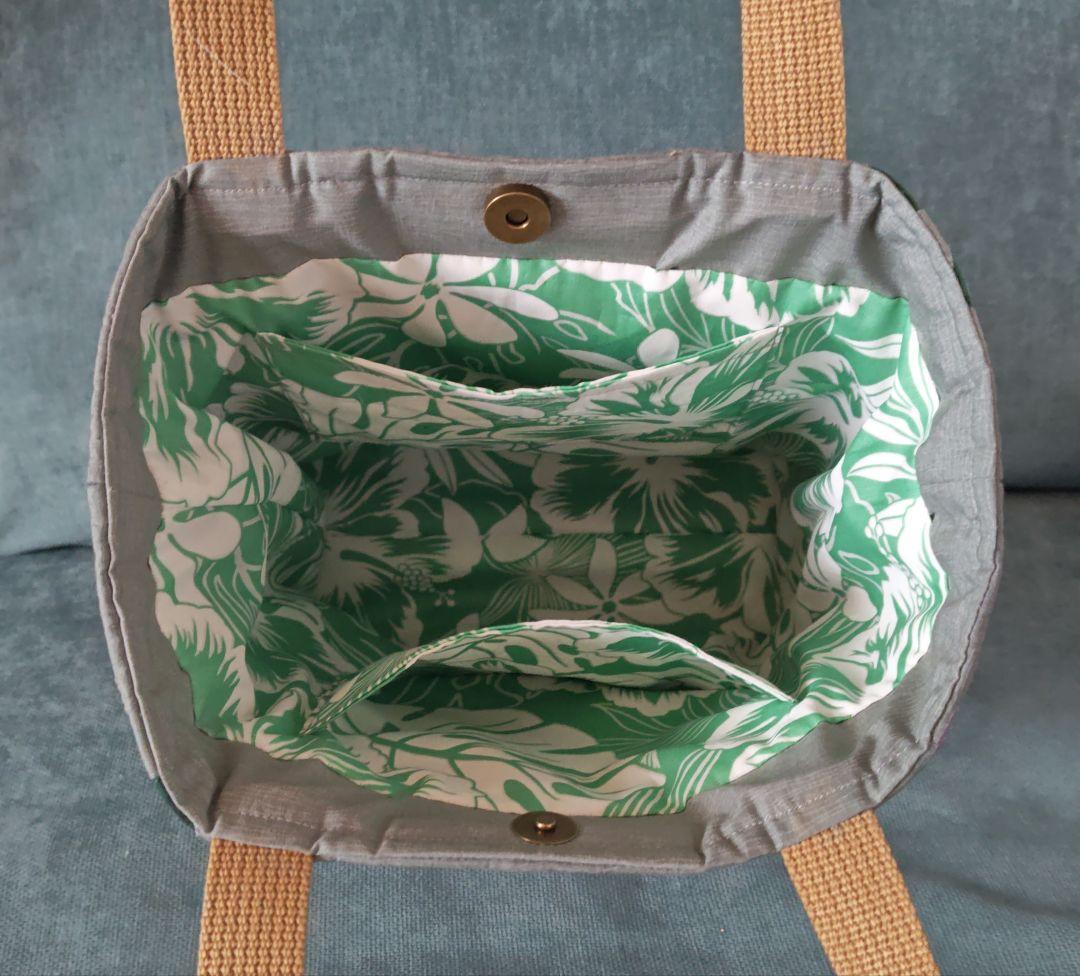 ハンドメイド　ハワイアンキルトバッグ　（アンスリウム）