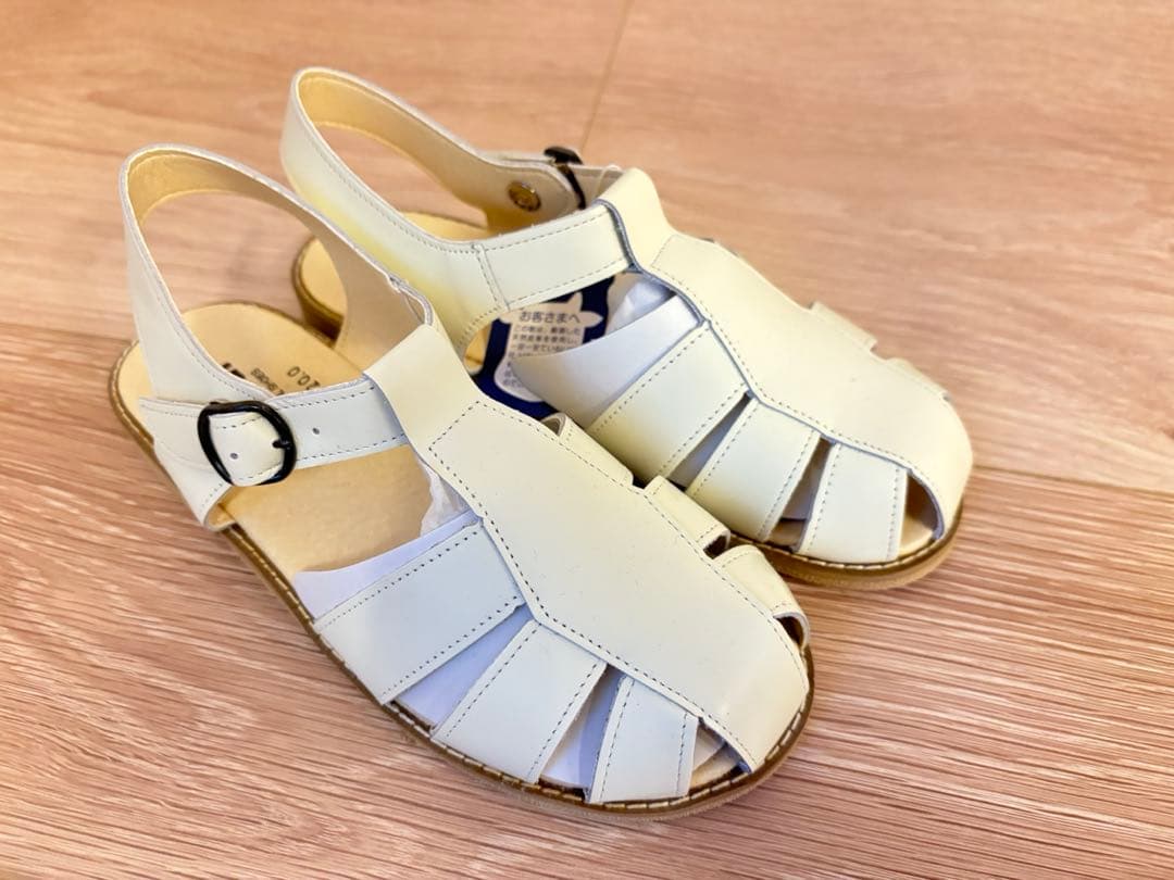 新品未使用　familiar ホワイト サンダル 20.0