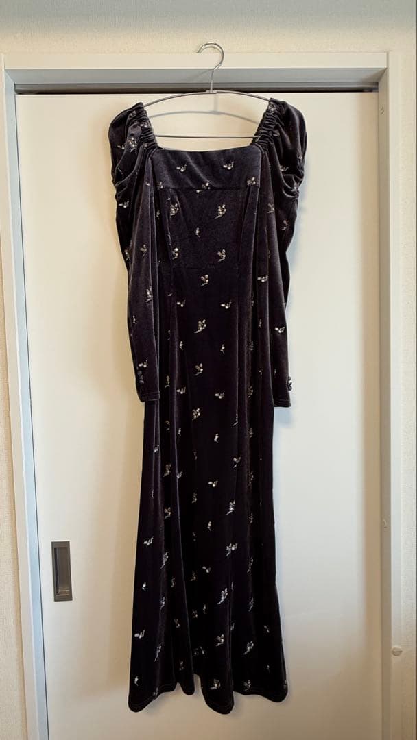 LILY BROWN フラワーエンブロイダリーベロアワンピース チャコールグレー