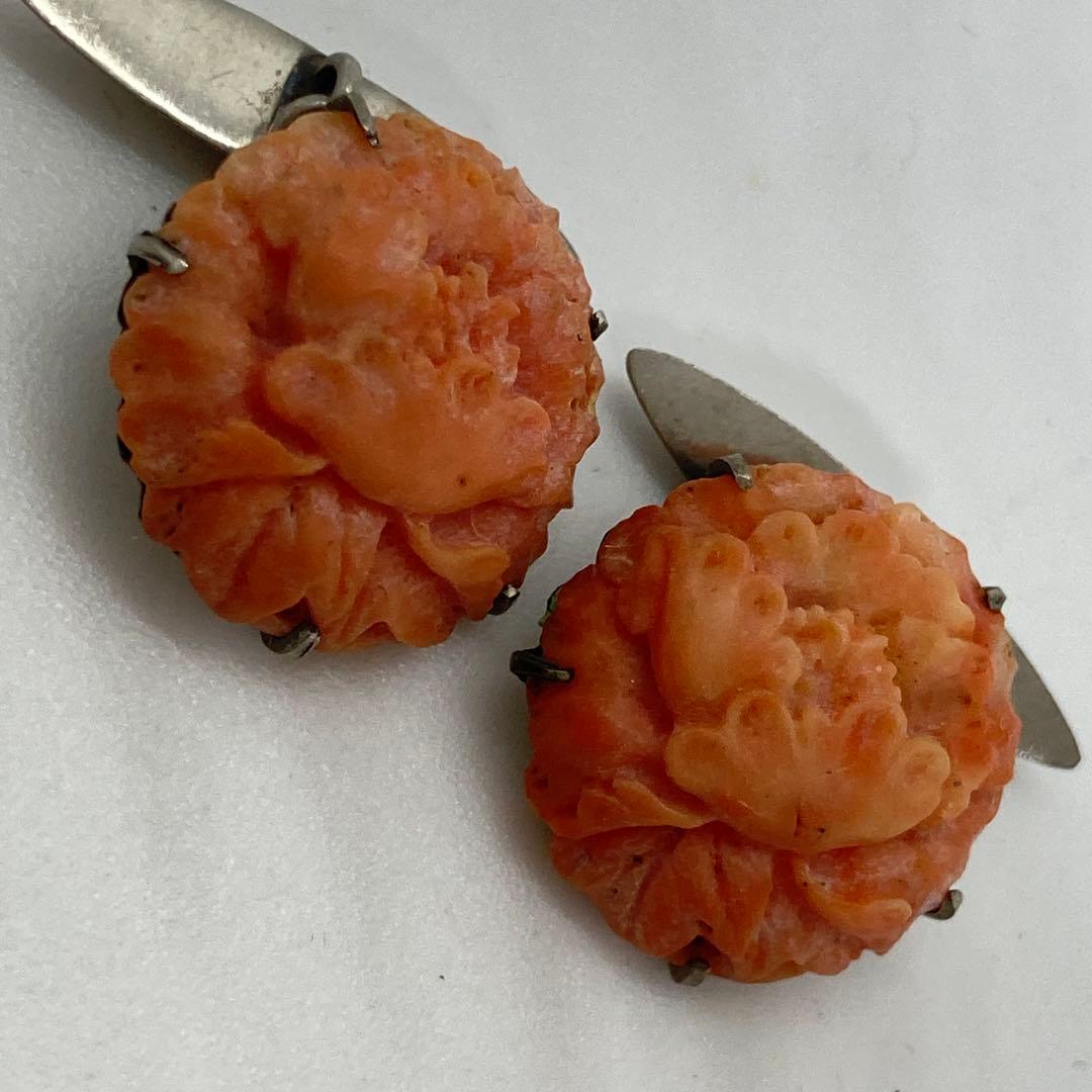 012518アンティーク　彫刻　花　牡丹　桃色珊瑚　カフス