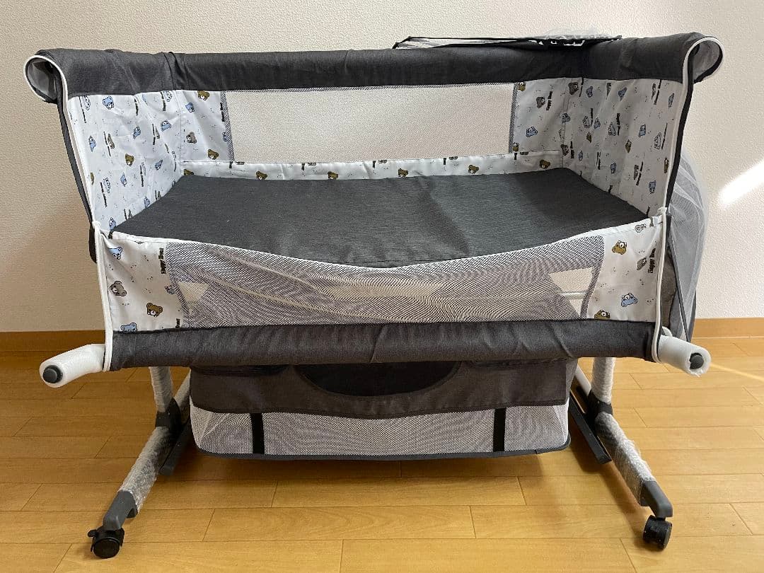 zoobly ベビーベッド　新生児から24ヶ月まで　柵が外せるタイプ