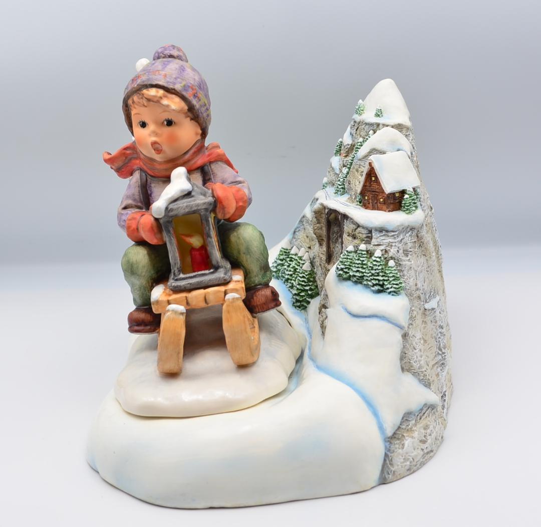 クリスマスに乗る　＃396　No.8　★フンメル人形　台付き　ご成約済み