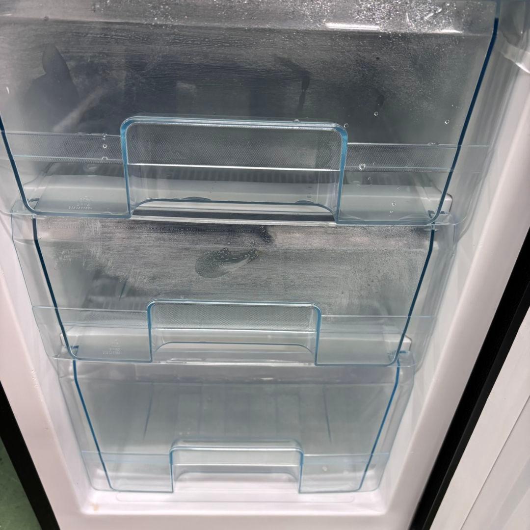 682 大きめサイズ　冷蔵庫　100L強　小型　一人暮らし　右開き　2ドア