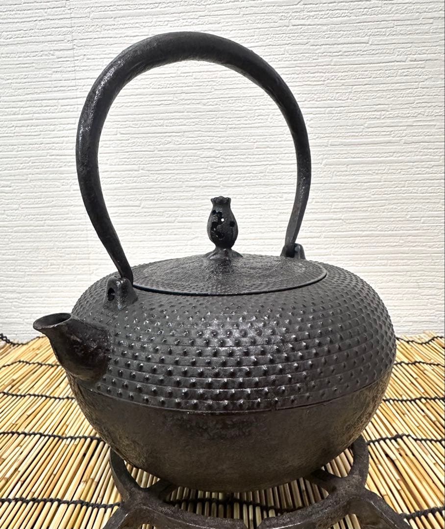 未使用品、栞付　南部照光堂造　１５型アラレ　南部鉄瓶　ブッヒィー♪\"\"様売約済み