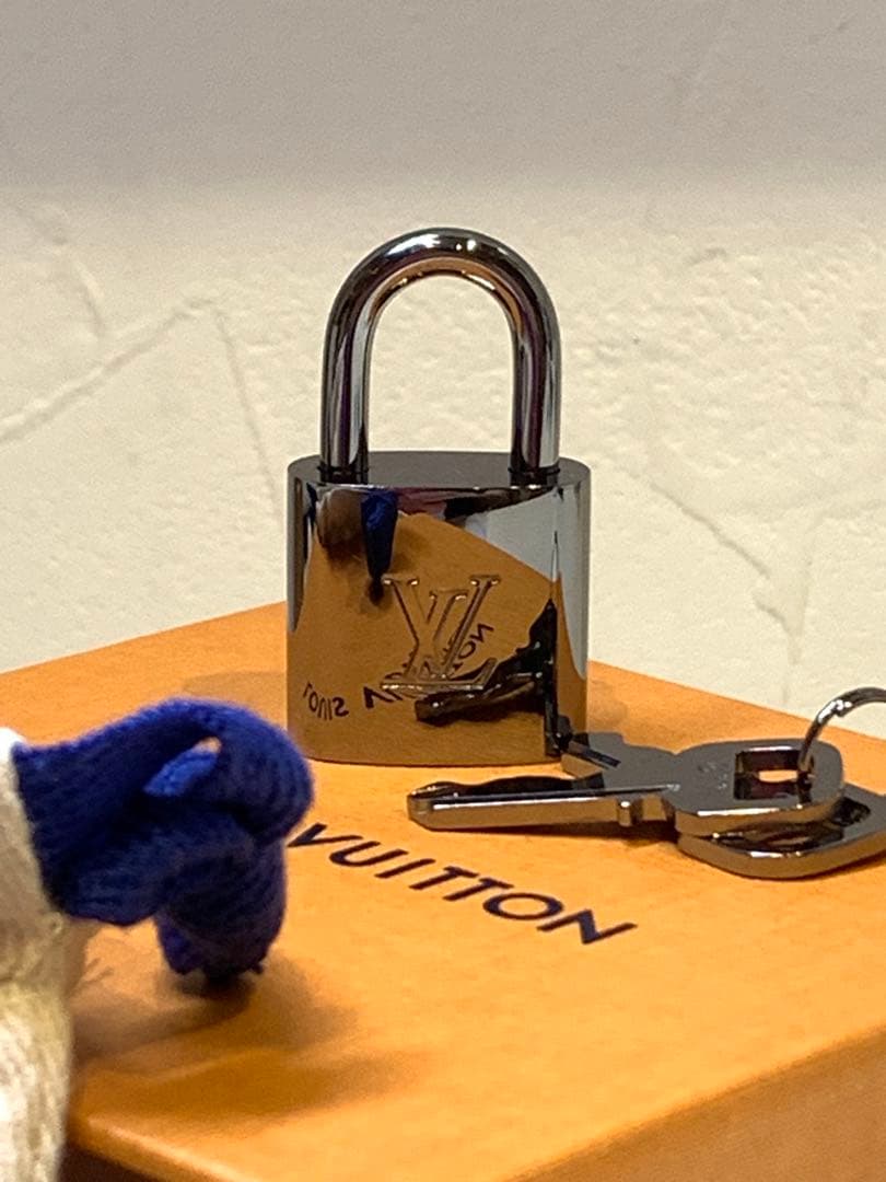 【新品】LOUIS VUITTON パドロック シルバーブラックブライトタイプ