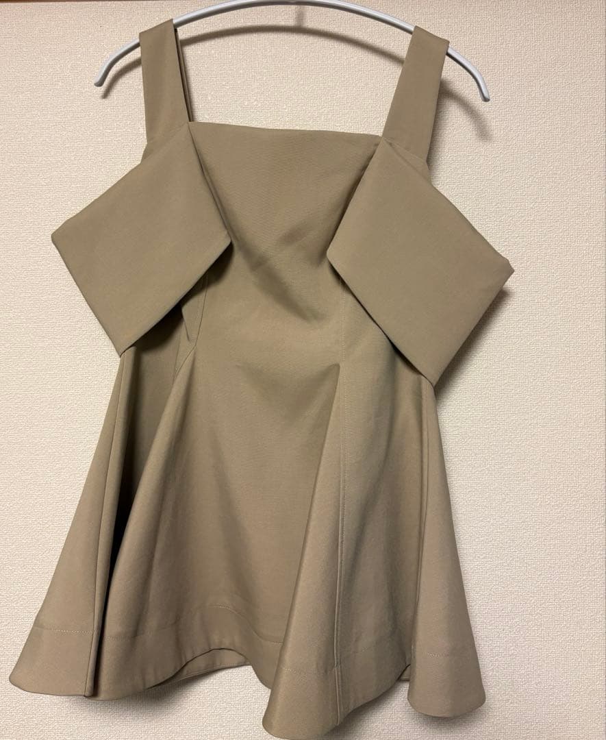 FRAY I.D フレイアイディー　オフショルペプラムチュニック　ベージュ