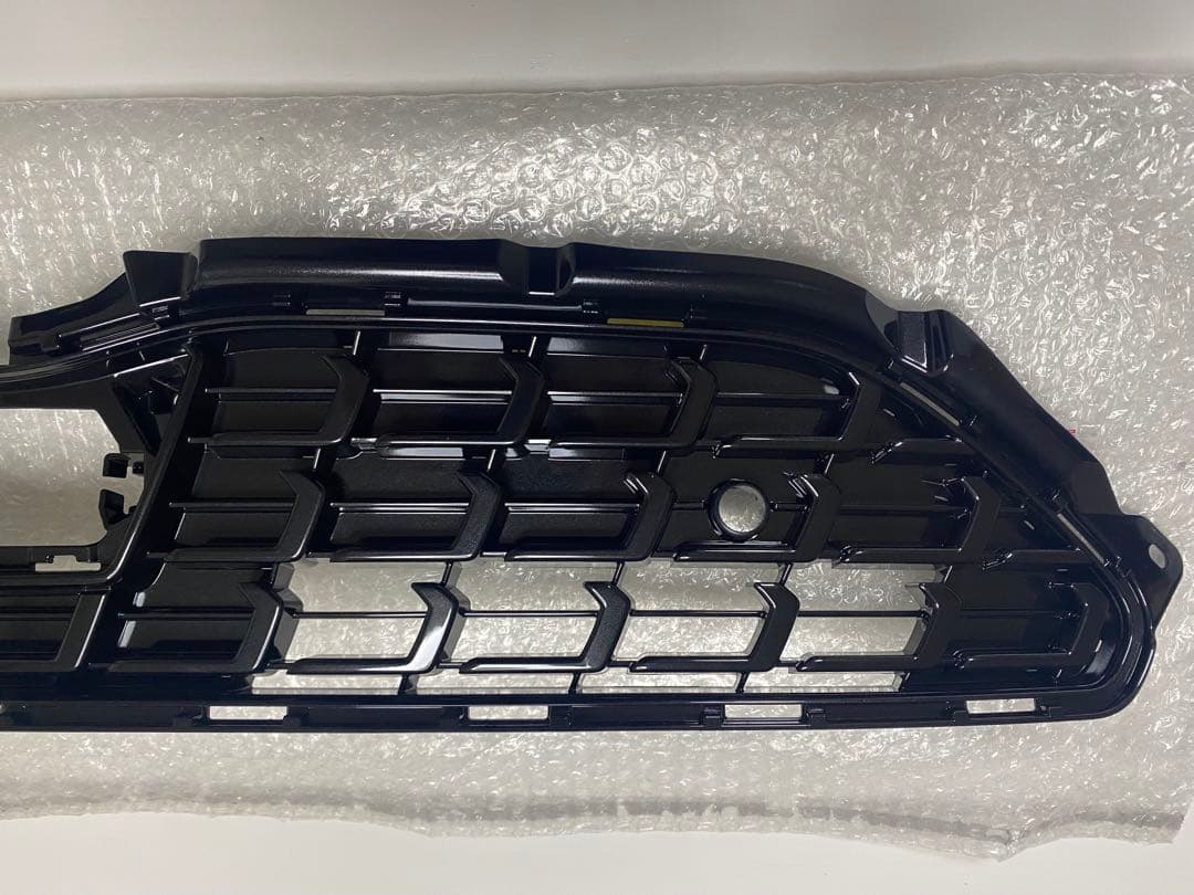 トヨタ純正品　ヤリスクロス ラジエータグリル 53101-52820 新品