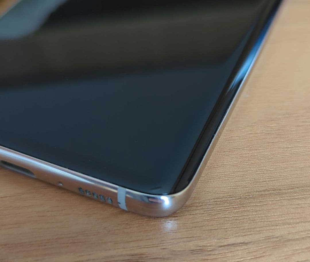 GalaxyS10・SIMフリー　spigenカバー　フィルム　セット