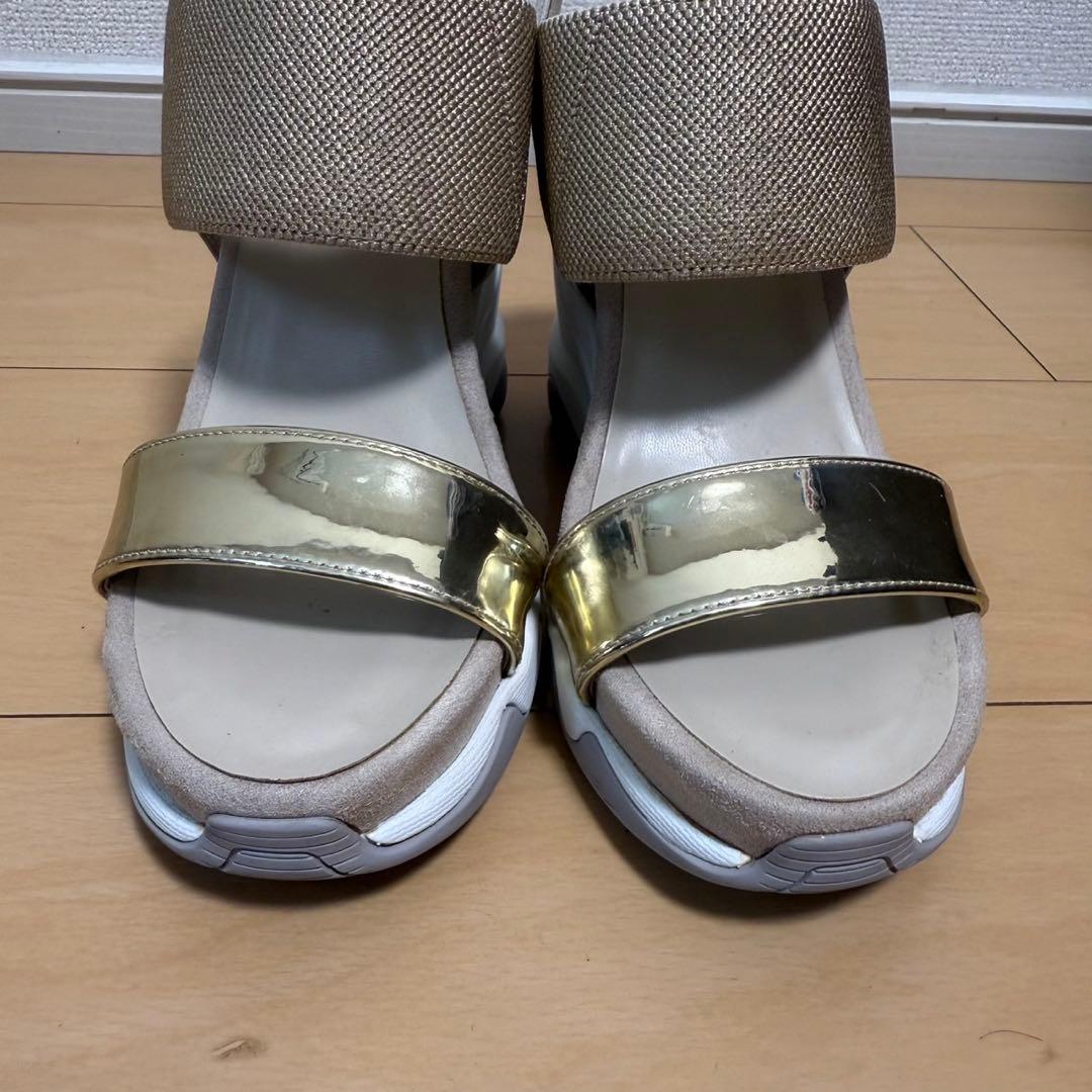 +diana プラスダイアナ　ハイウェッジ メタリックサンダル ゴールド