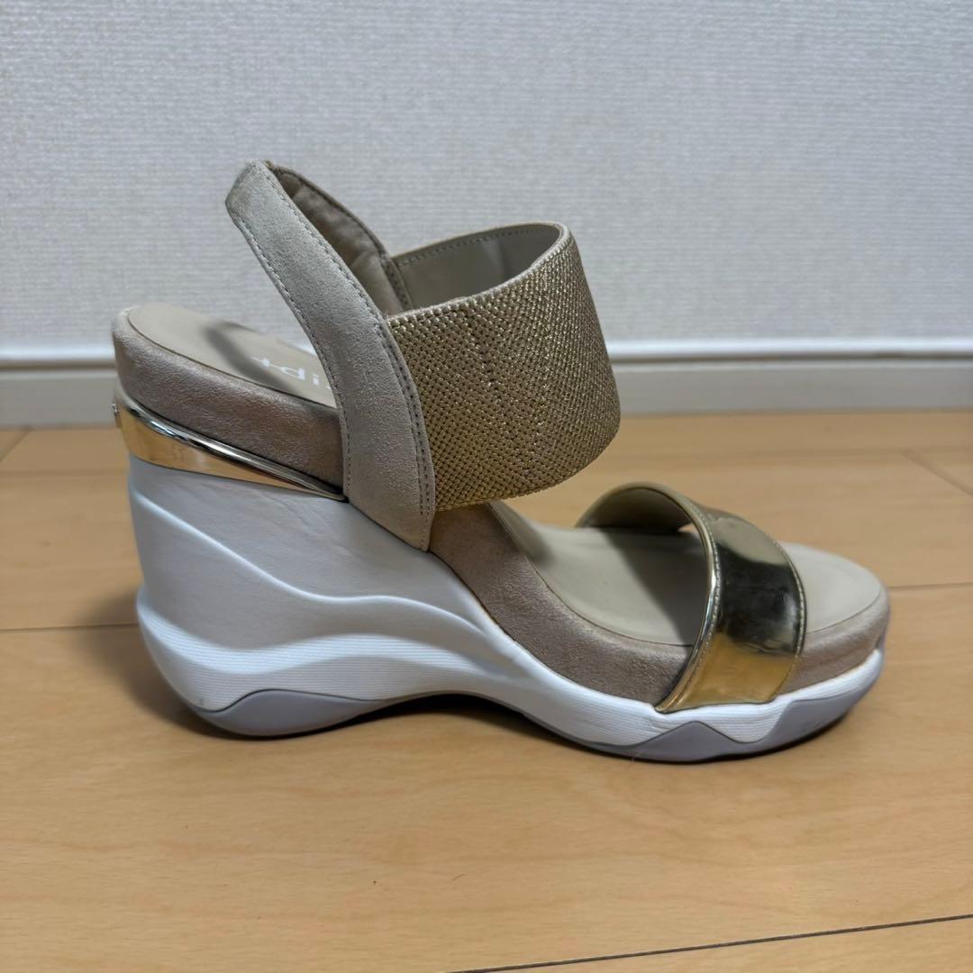 +diana プラスダイアナ　ハイウェッジ メタリックサンダル ゴールド