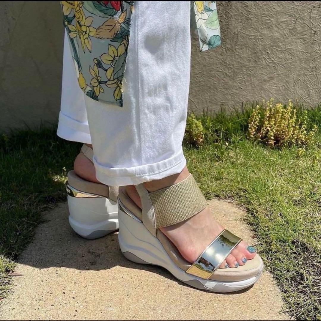 +diana プラスダイアナ　ハイウェッジ メタリックサンダル ゴールド