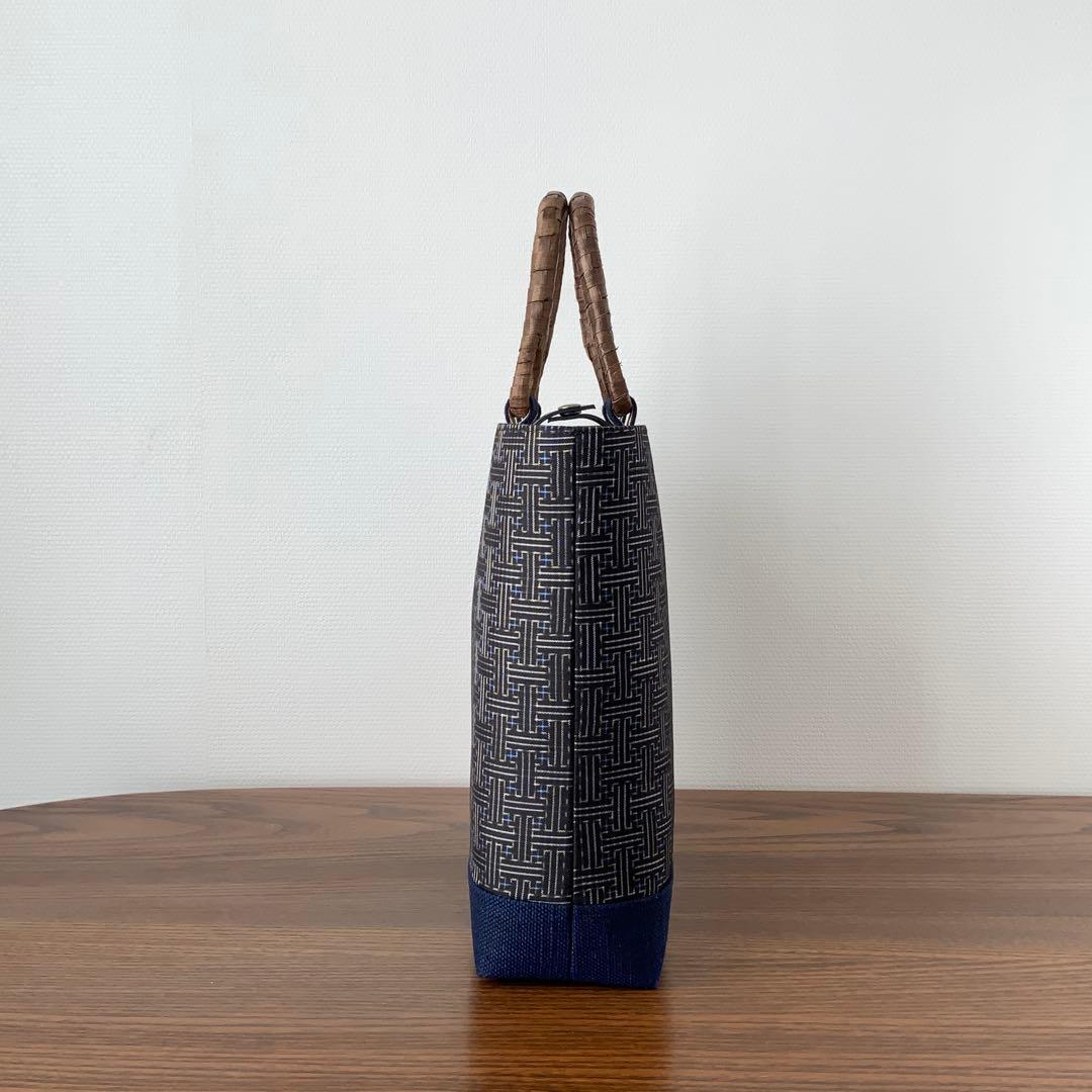 大島紬　秋名バラ青入り12玉　胡桃皮ハンドルバッグ　裏地お花柄の紬