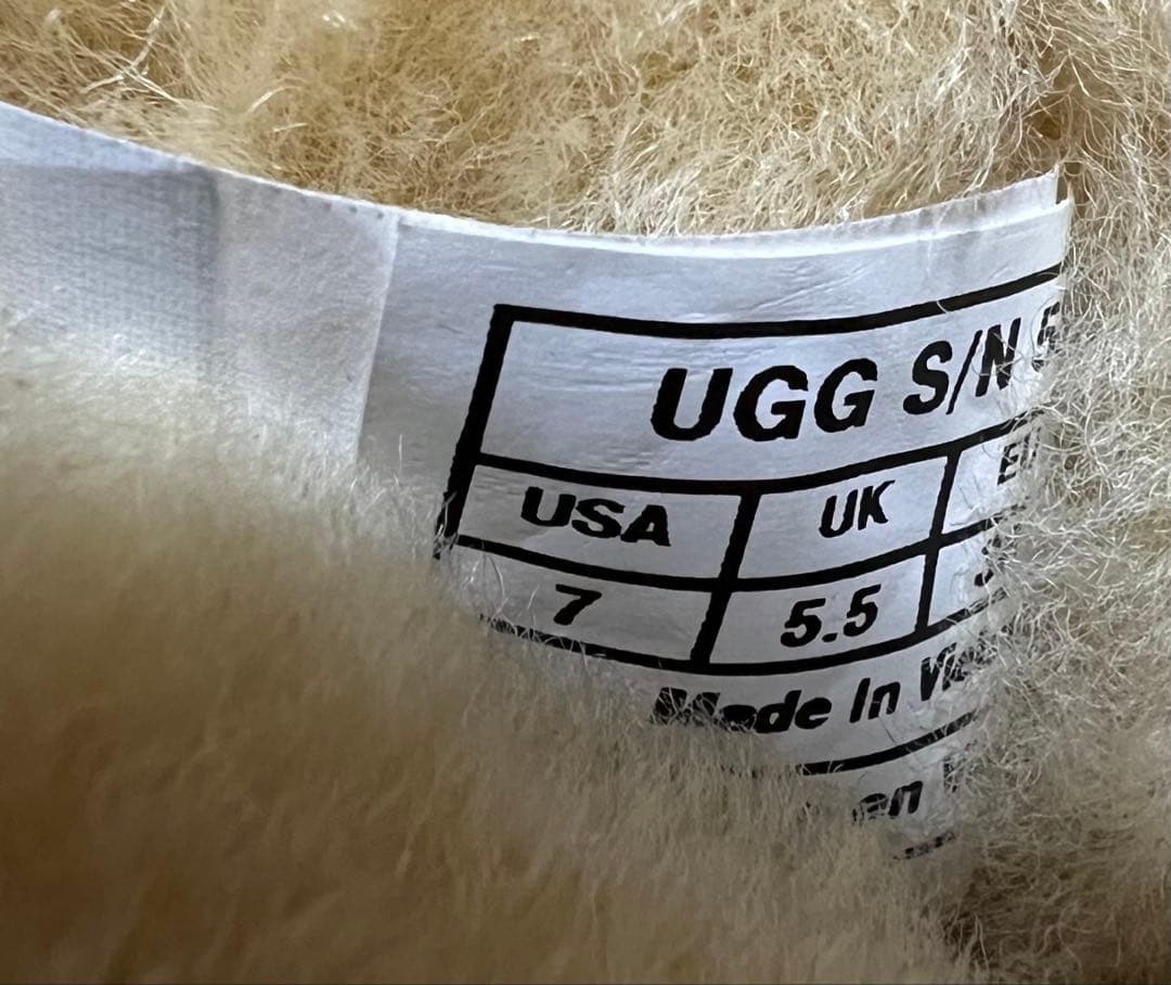 【新品未使用】UGG クラシックミニ　ブーツ　US7（24.0cm）