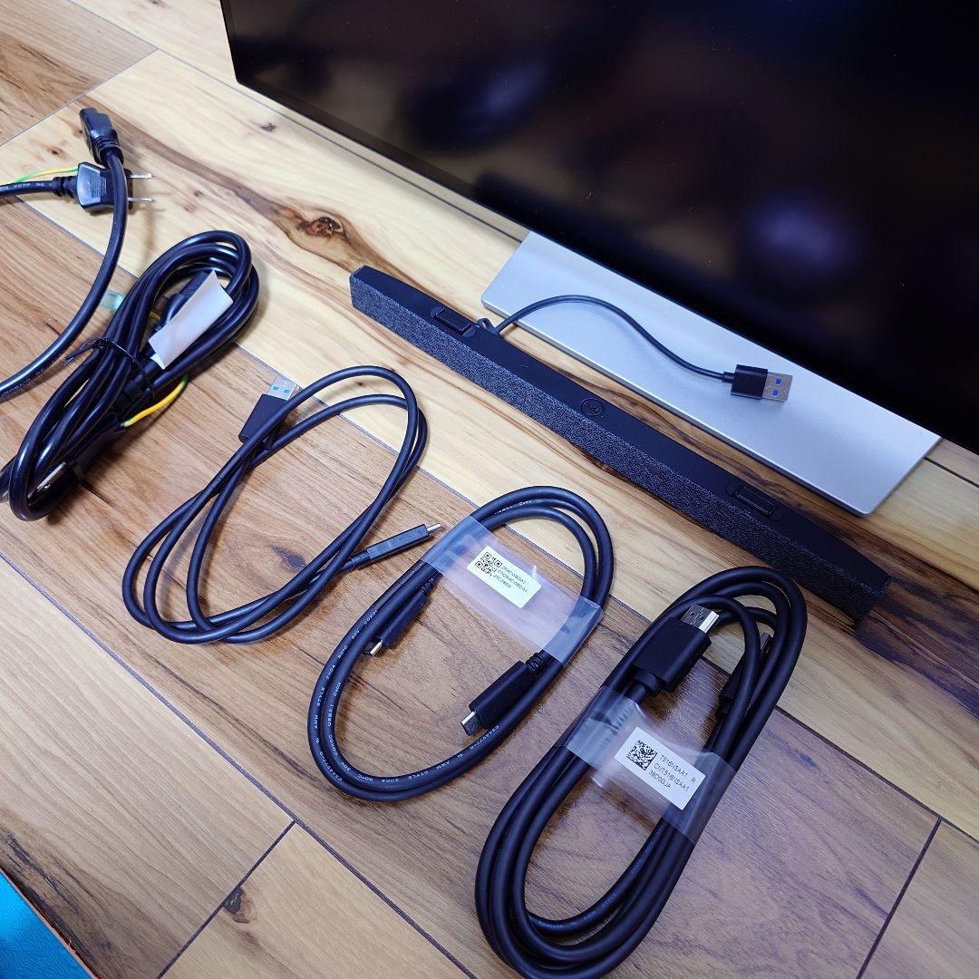 DELL U2723QX 4Kディスプレイモニター本体と接続ケーブル