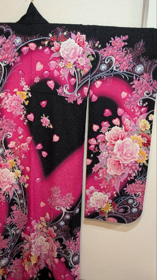 【現代柄•ハート】振袖 黒とピンクの花柄• ハートがポイント！L〜LＬサイズ