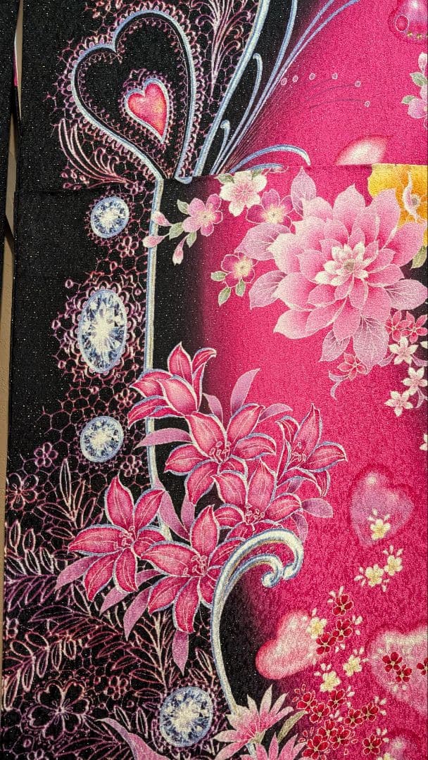 【現代柄•ハート】振袖 黒とピンクの花柄• ハートがポイント！L〜LＬサイズ