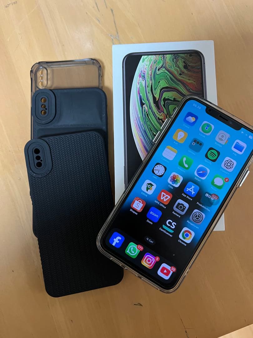 Apple iPhone XS Max シルバー ケース3つ付き