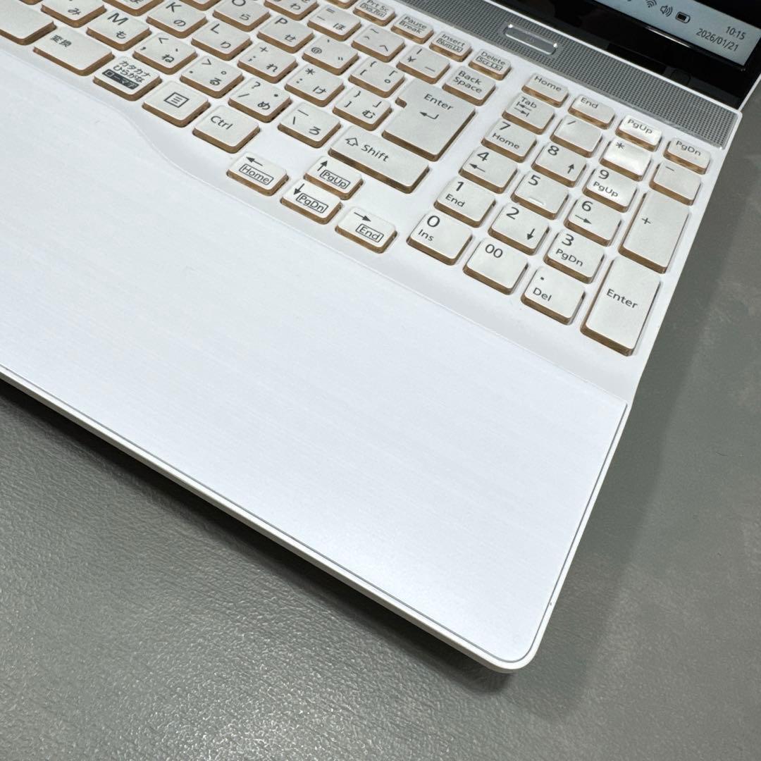 【極上】富士通プレミアムホワイト☘️8世代i7☘️SSD256GB+HDD1TB