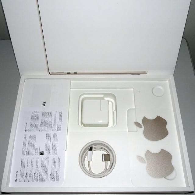 【美品】MacBook Air 13 2022_M2/8GB/256GB_STL