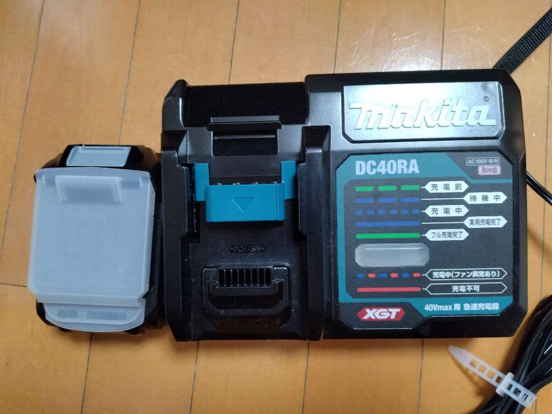 マキタ充電式クリーナー　バッテリー充電器付き　モデルCL003GRD0