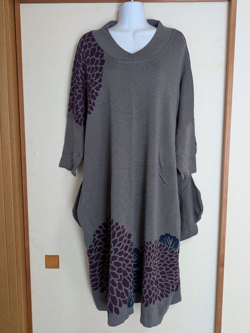 倭物やカヤ・グレー花柄五分袖チュニック&もんぺパンツ