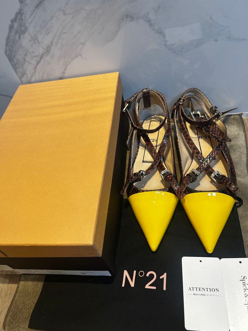 N°21 イエローポインテッドトゥフラットシューズ　37