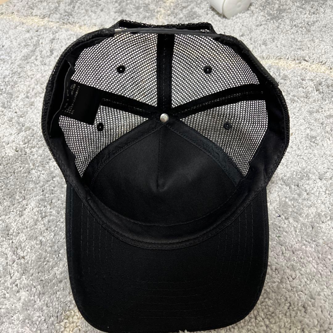 黒のトラッカーキャップ刺繍ロゴ