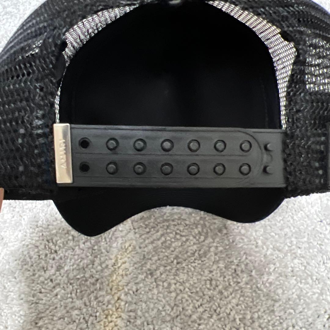 黒のトラッカーキャップ刺繍ロゴ