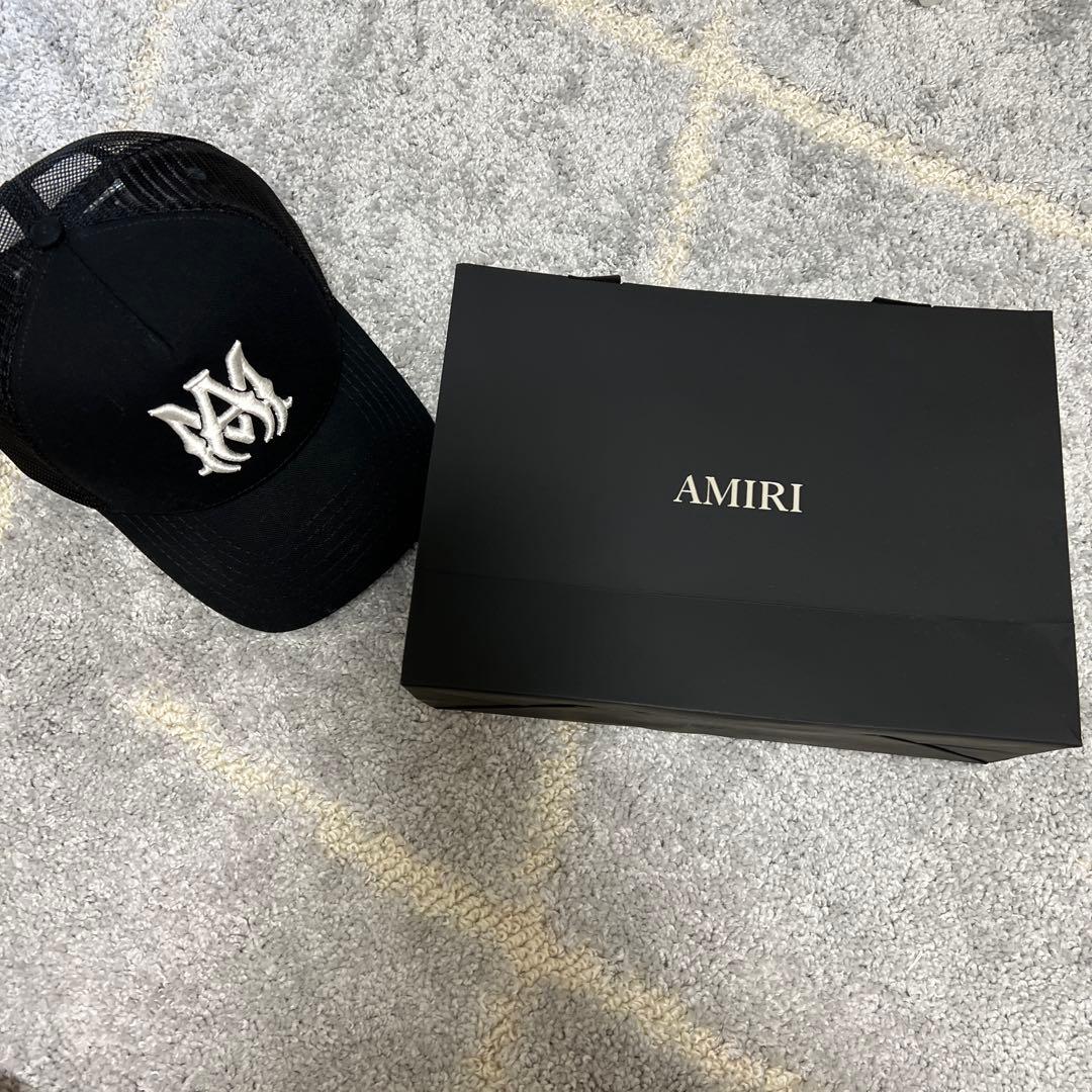 黒のトラッカーキャップ刺繍ロゴ