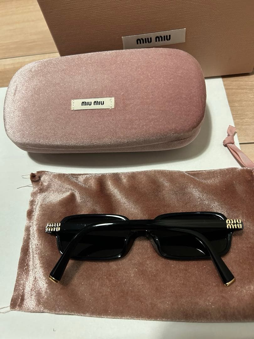 miu miu / ブラックサングラス ケース付き
