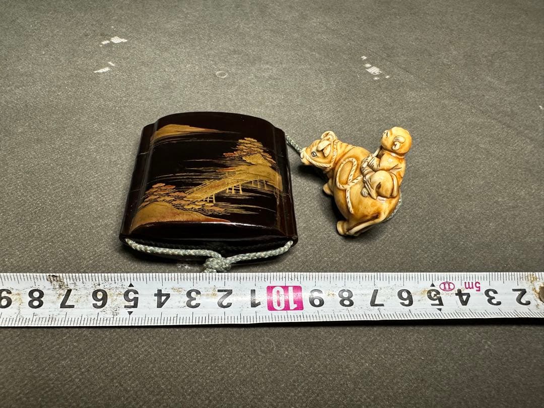 印籠　根付　漆塗　木彫り　置物　古美術品　細密細工　骨董　アンティーク彫刻工芸品