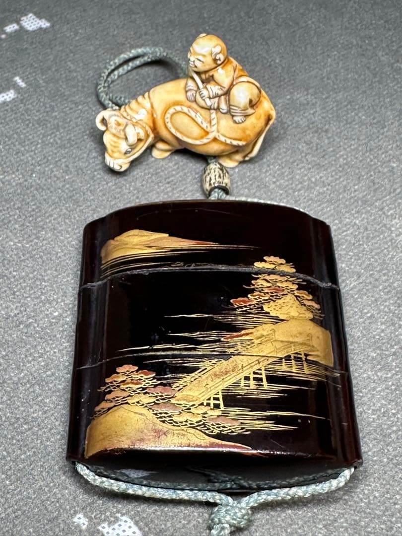 印籠　根付　漆塗　木彫り　置物　古美術品　細密細工　骨董　アンティーク彫刻工芸品