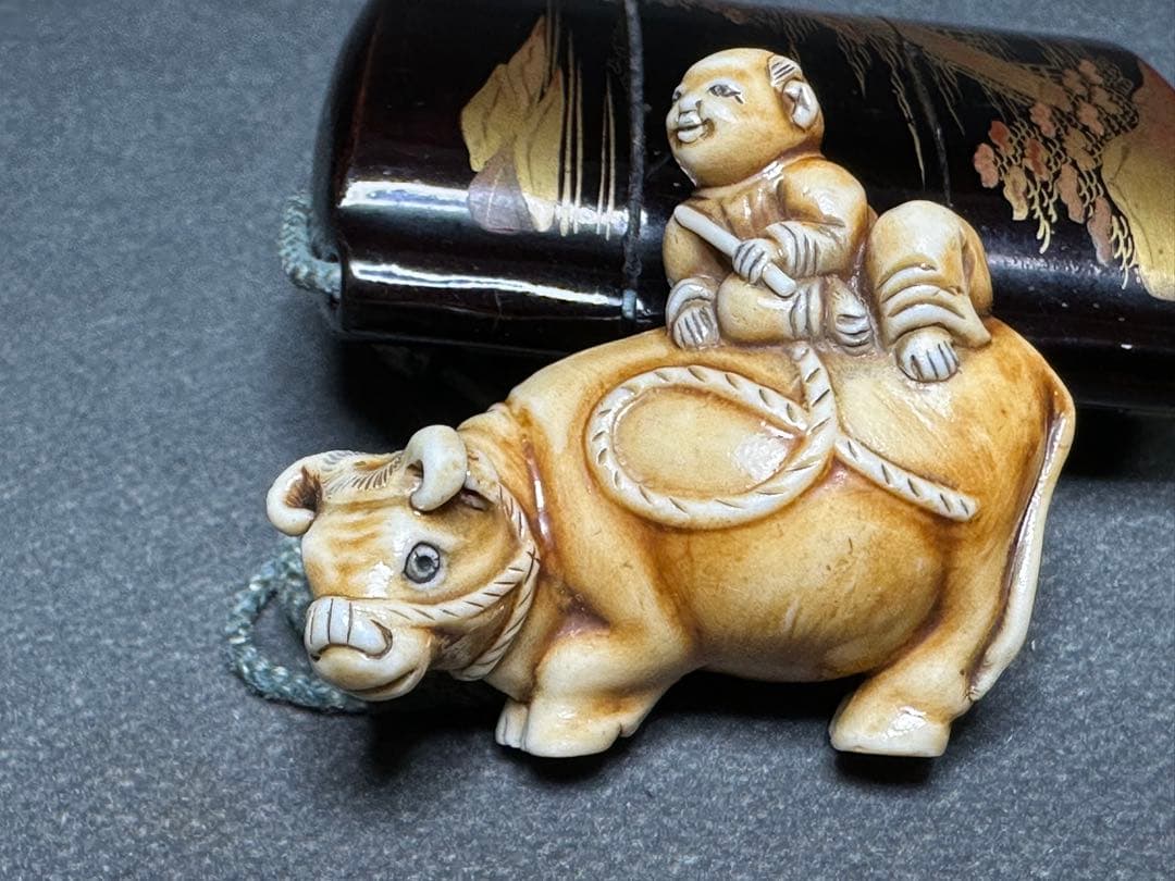 印籠　根付　漆塗　木彫り　置物　古美術品　細密細工　骨董　アンティーク彫刻工芸品