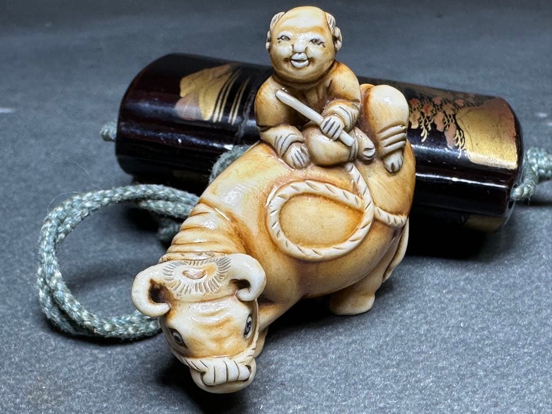 印籠　根付　漆塗　木彫り　置物　古美術品　細密細工　骨董　アンティーク彫刻工芸品