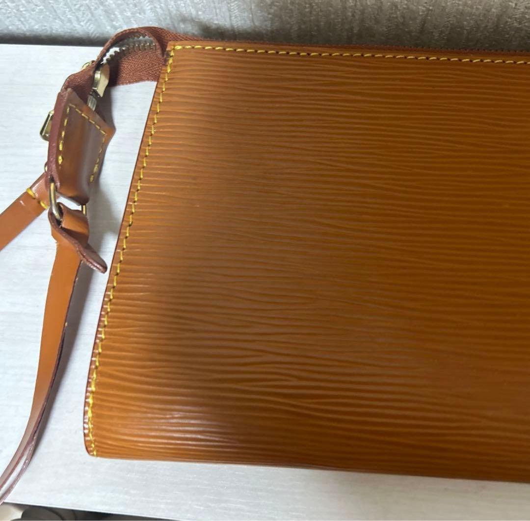 LOUIS VUITTON エピ　ポシェットアクセソワール　24㎝