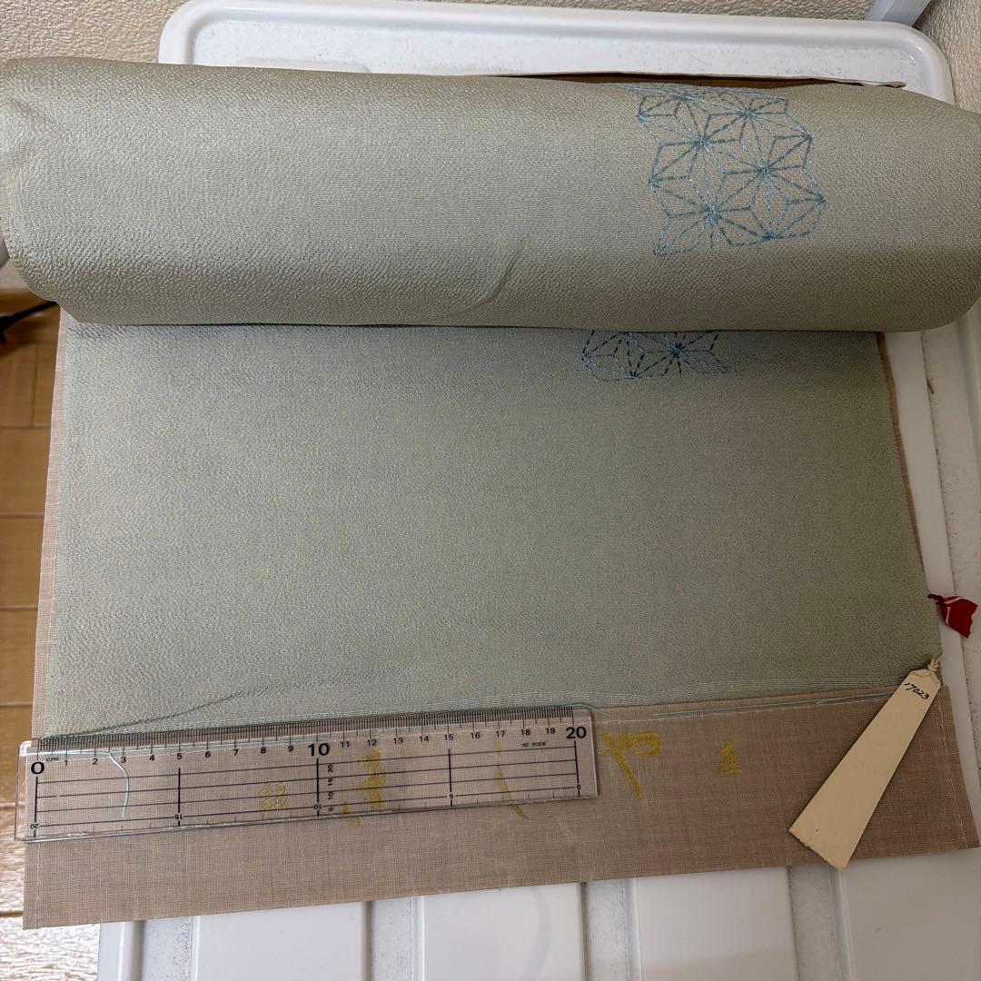 銀河銀座きしや 薄いグレー 反物と漆器