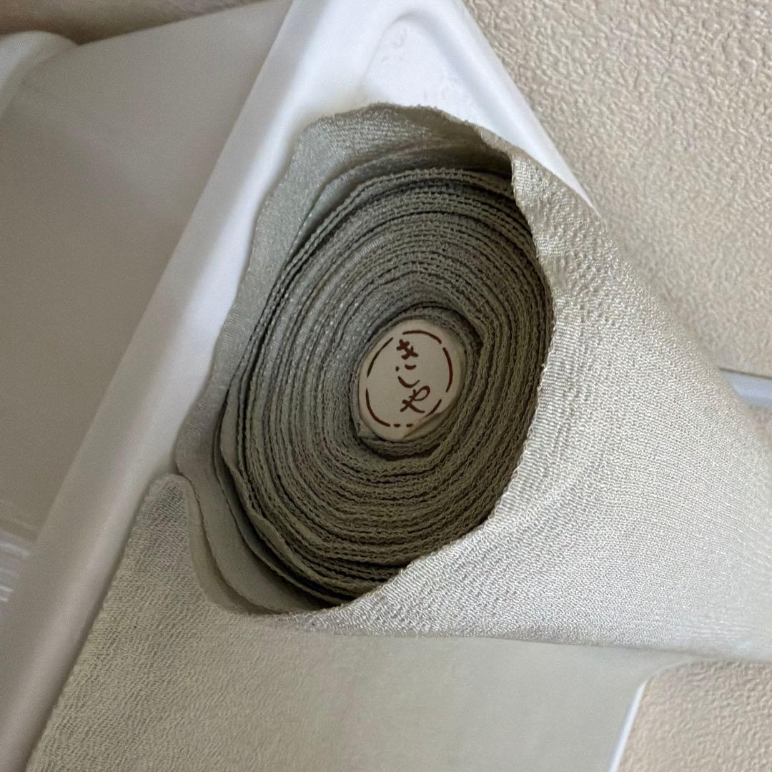 銀河銀座きしや 薄いグレー 反物と漆器