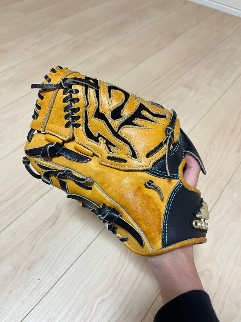 【左投げ】投手用軟式グローブ 【adidas】