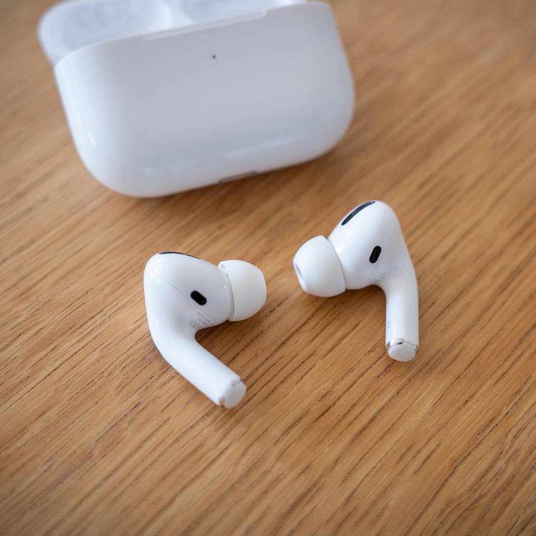 【美品】AirPods Pro 本体 ホワイト 充電ケース付き