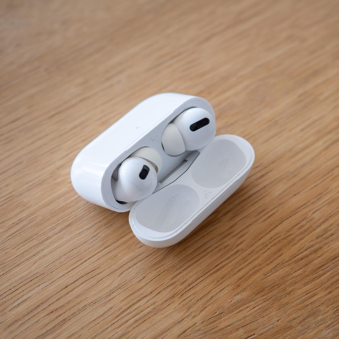 【美品】AirPods Pro 本体 ホワイト 充電ケース付き