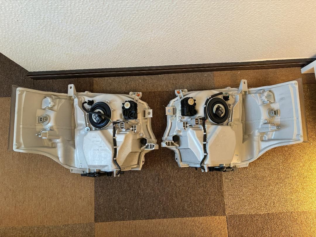 バタ　新車外し200系ハイエースLEDヘッドライト2個セット（送料込み）